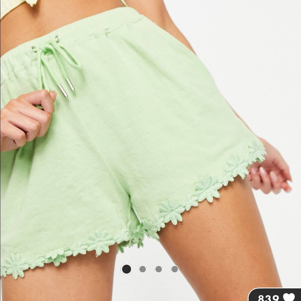 Green High Waisted Shorts With Floral Detail at Hem Size XL